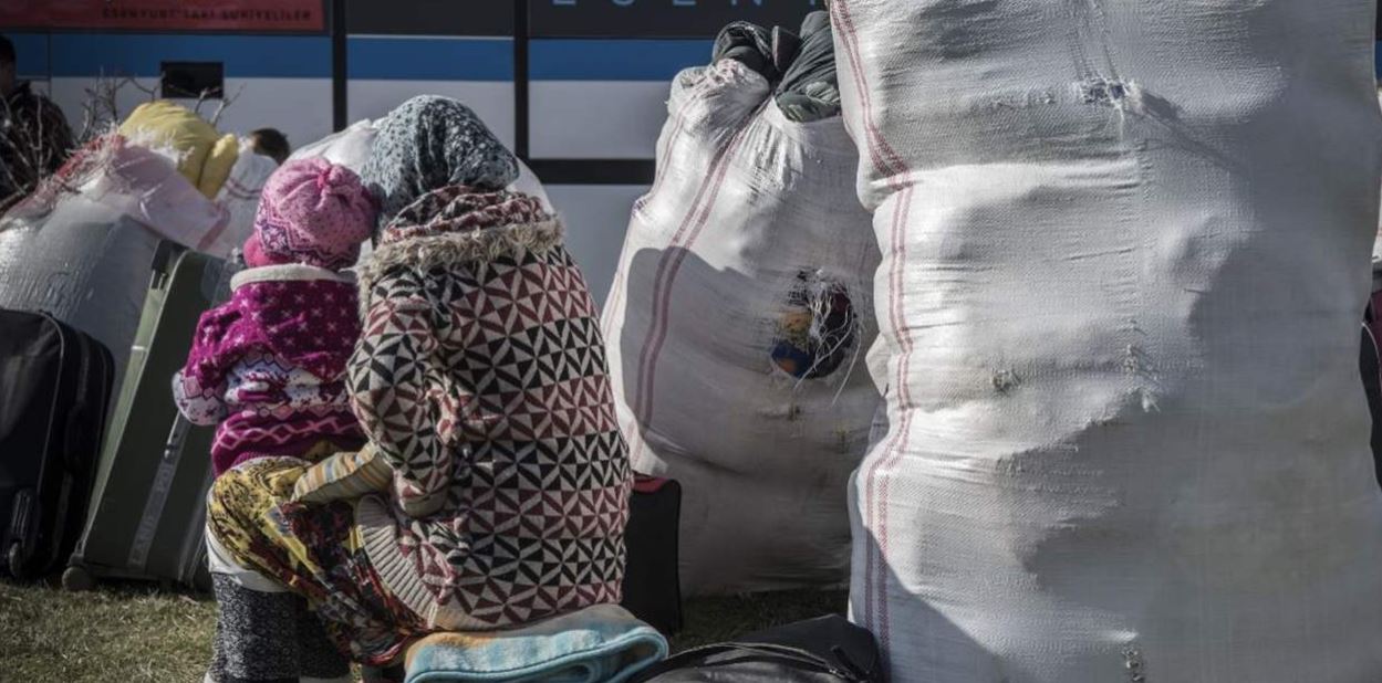 Amnêstî: Tirkiye bi zor û lêdan û derewan penaberên Sûriya vedigerîne Sûriya.